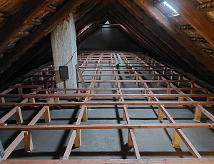 Zateplení stropu patrového rodinného domu pomocí foukané izolace